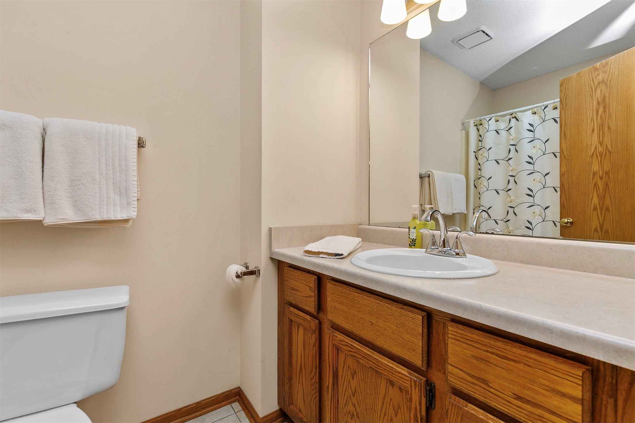 8219 Hickory Drive, Urbandale, Iowa image 25