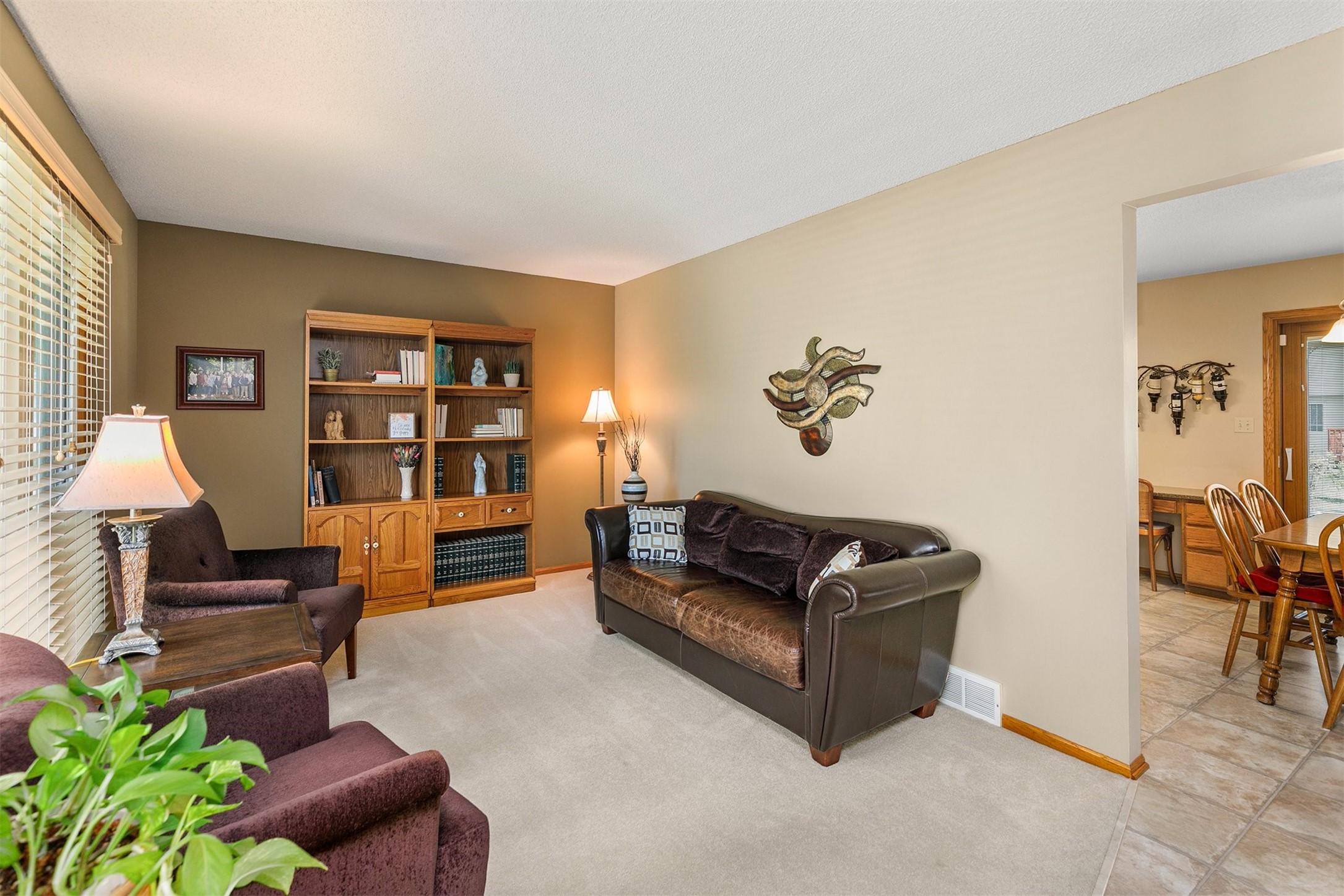 8219 Hickory Drive, Urbandale, Iowa image 16