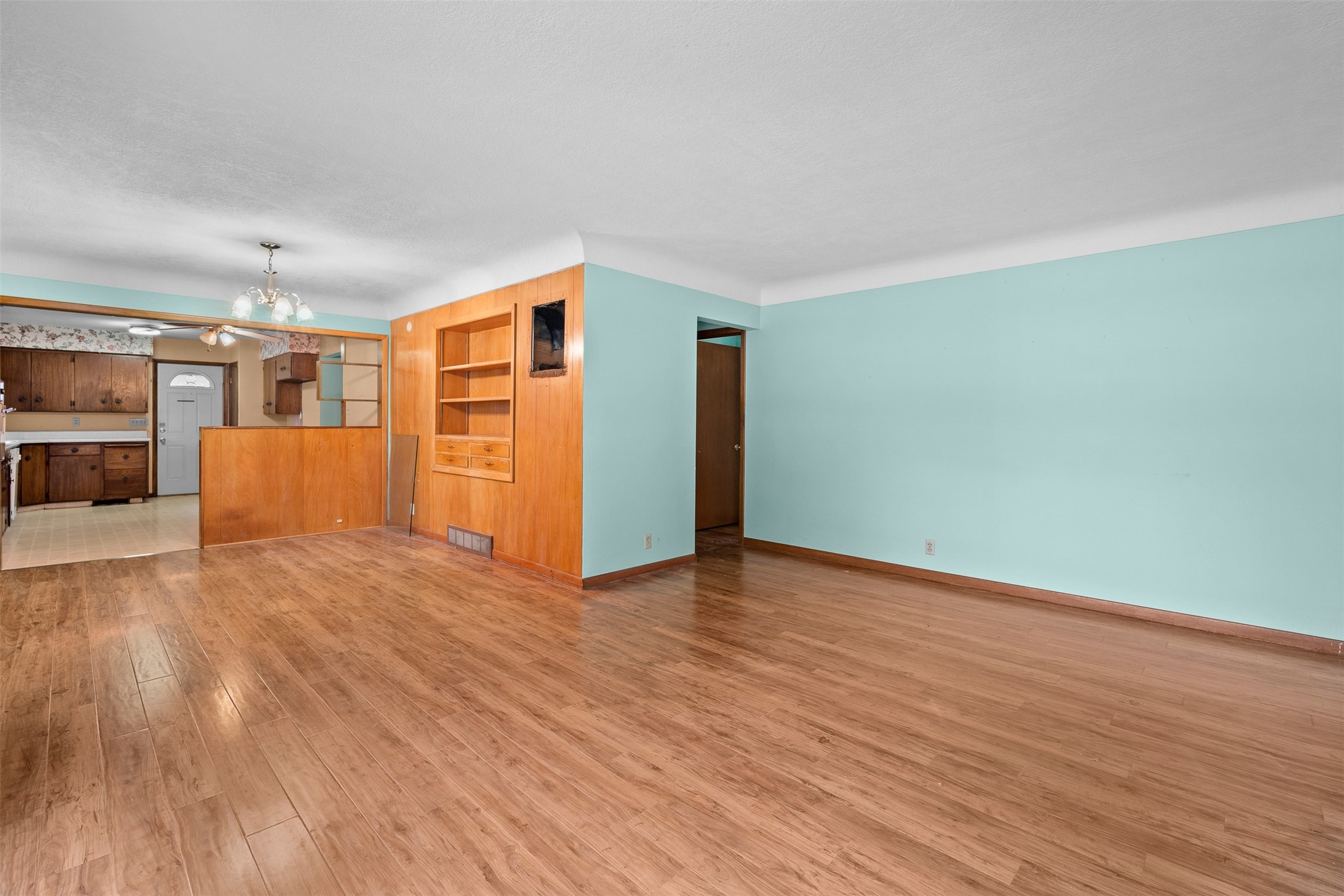 2401 Courtland Drive, Des Moines, Iowa image 2