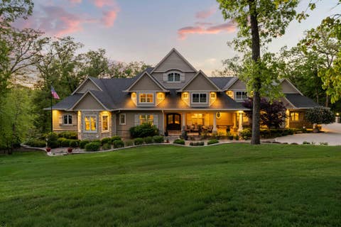 Homes For Sale - 12993 Oak Brook Drive<br/> Urbandale, IA 50323