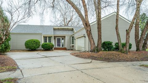 Homes For Sale - 7900 Alpine Drive<br/> Urbandale, IA 50322