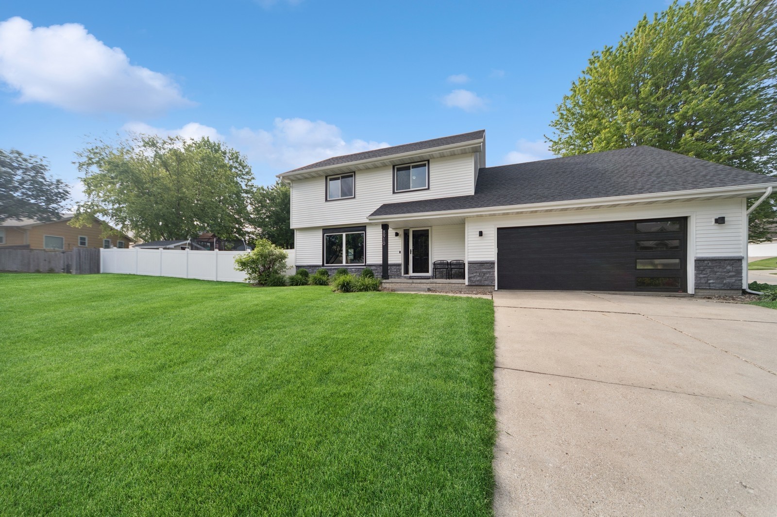 8910 Iltis Drive, Urbandale, Iowa image 2