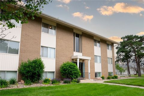 Condominium in Urbandale IA 4201 62nd Street.jpg