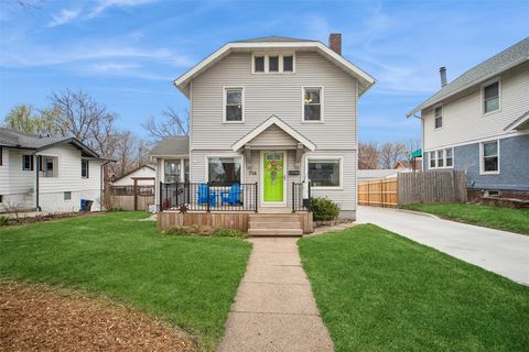 Homes For Sale - 714 31st Street<br/> Des Moines, IA 50312