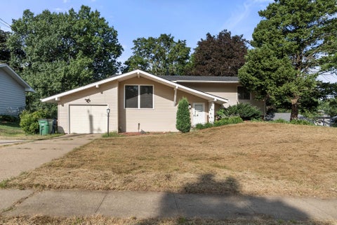 Homes For Sale - 3114 92nd Street<br/> Urbandale, IA 50322