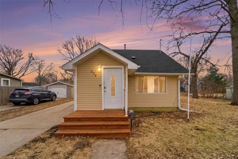 Homes For Sale - 606 E 9th Street<br/> Jasper County, Newton, IA 50208