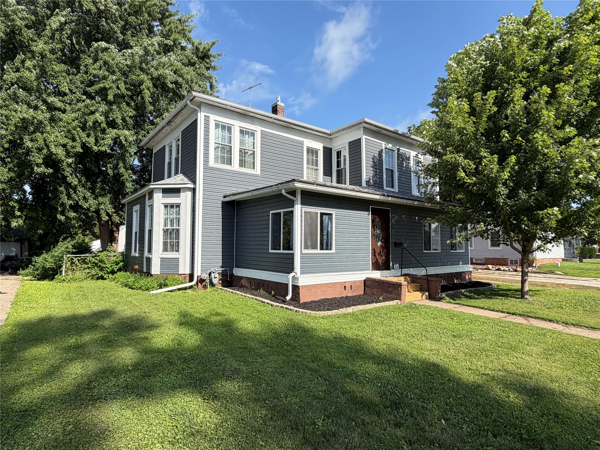 Photo 1 of 35 — 415 W 4th Street S, Newton, IA 50208