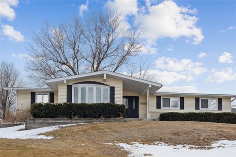 Homes For Sale - 2135 Country Club Drive<br/> Poweshiek County, Grinnell, IA 50112