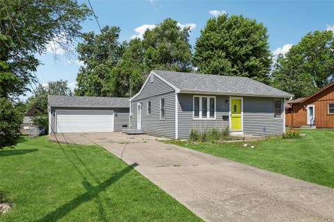 Homes For Sale - 601 E 23rd Street<br/> Newton, IA 50208