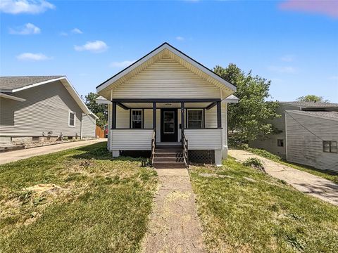 Homes For Sale - 721 27th Street<br/> Des Moines, IA 50312