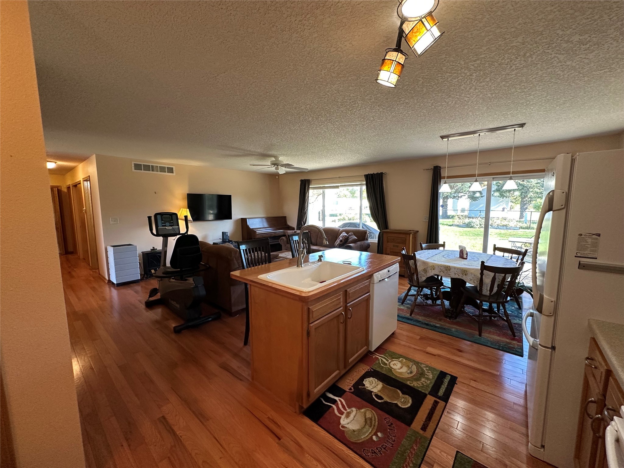 475 SE Cardinal Lane