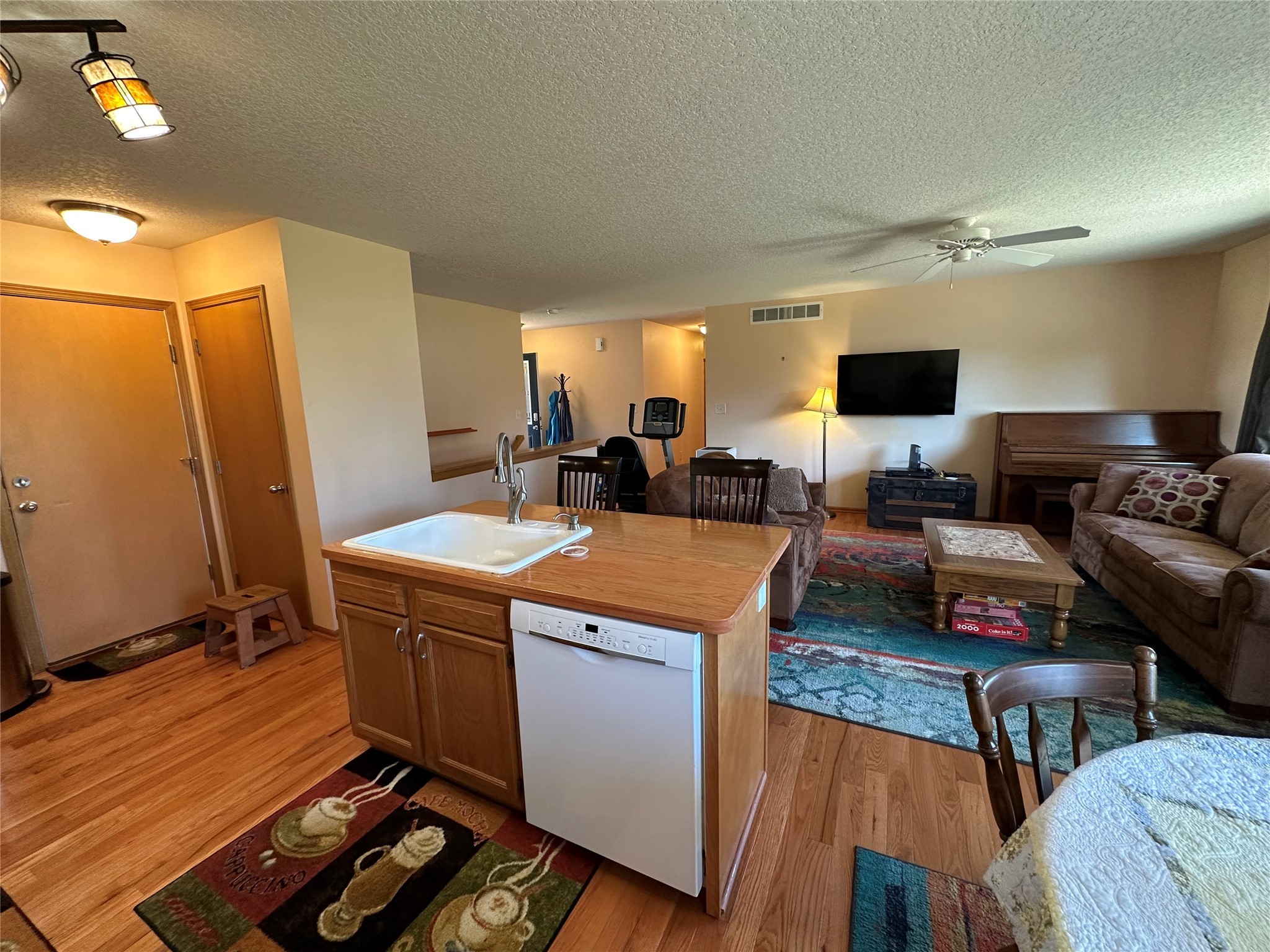 475 SE Cardinal Lane