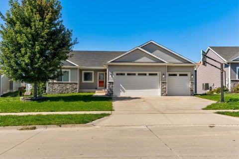Homes For Sale - 1419 Green Hills Drive<br/> Norwalk, IA 50211