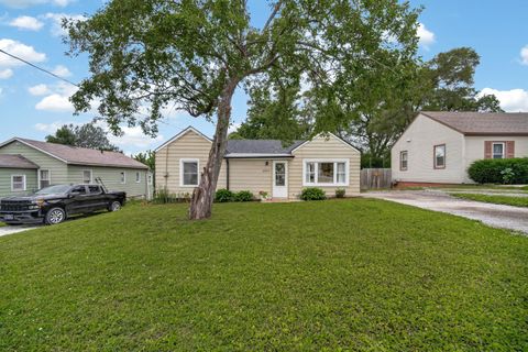 Homes For Sale - 2324 E 40th Court<br/> Des Moines, IA 50317