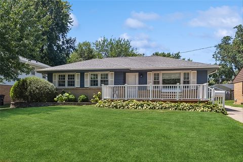 Homes For Sale - 2710 48th Place<br/> Des Moines, IA 50310