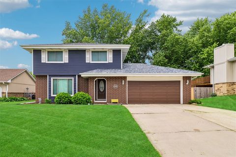 Homes For Sale - 901 E 17th Street<br/> Newton, IA 50208