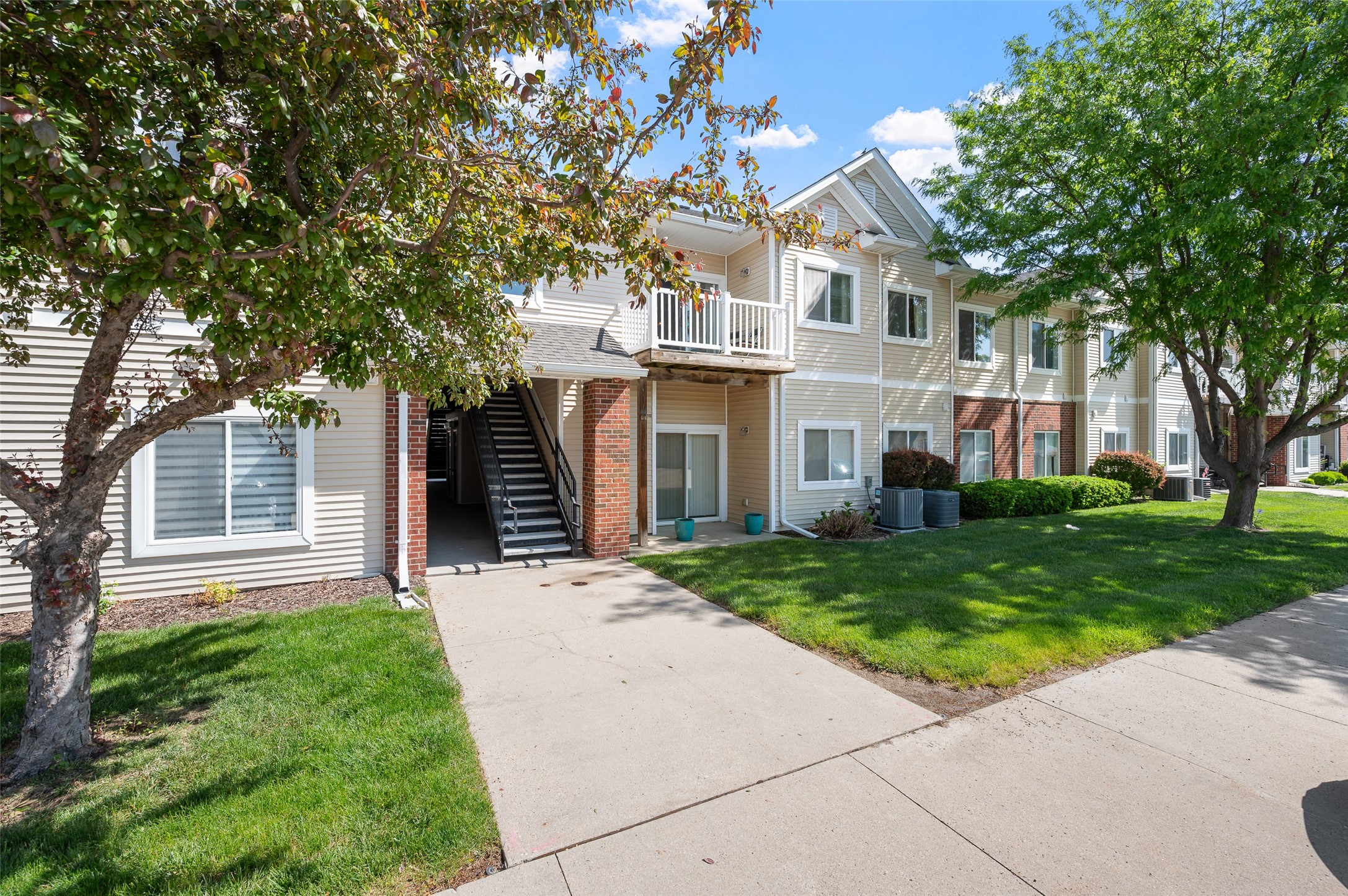 Photo 1 of 19 — 10325 Essex Drive 11, Johnston, IA 50131