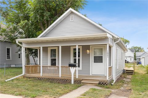 Homes For Sale - 1021 9th Street<br/> Cedar Rapids, IA 52403