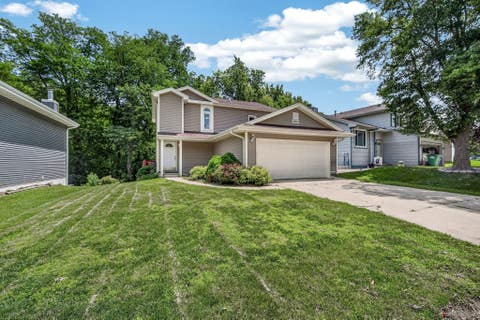 Homes For Sale - 3889 92nd Drive<br/> Urbandale, IA 50322