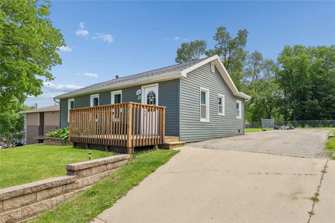 Homes For Sale - 21 E Mckinley Avenue<br/> Des Moines, IA 50315