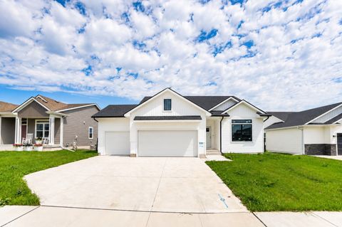 Homes For Sale - 154 Crossroads Drive<br/> Des Moines, IA 50320