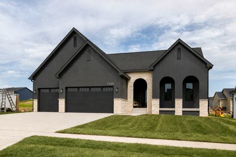 Homes For Sale - 1348 S Auburn Place<br/> West Des Moines, IA 50266