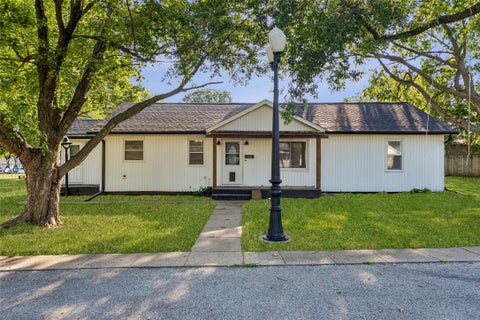 Homes For Sale - 1001 E Ashland Avenue<br/> Indianola, IA 50125