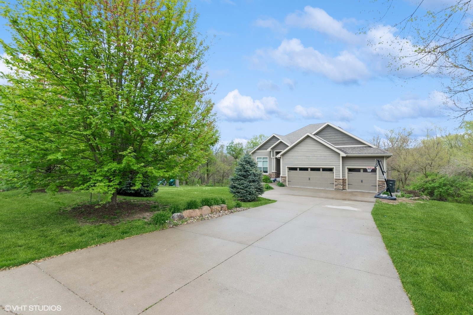 1360 Vintage Court, Cumming, Iowa image 1