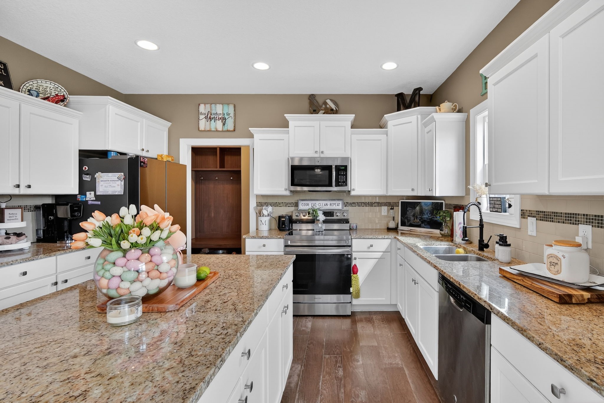 318 W High Road