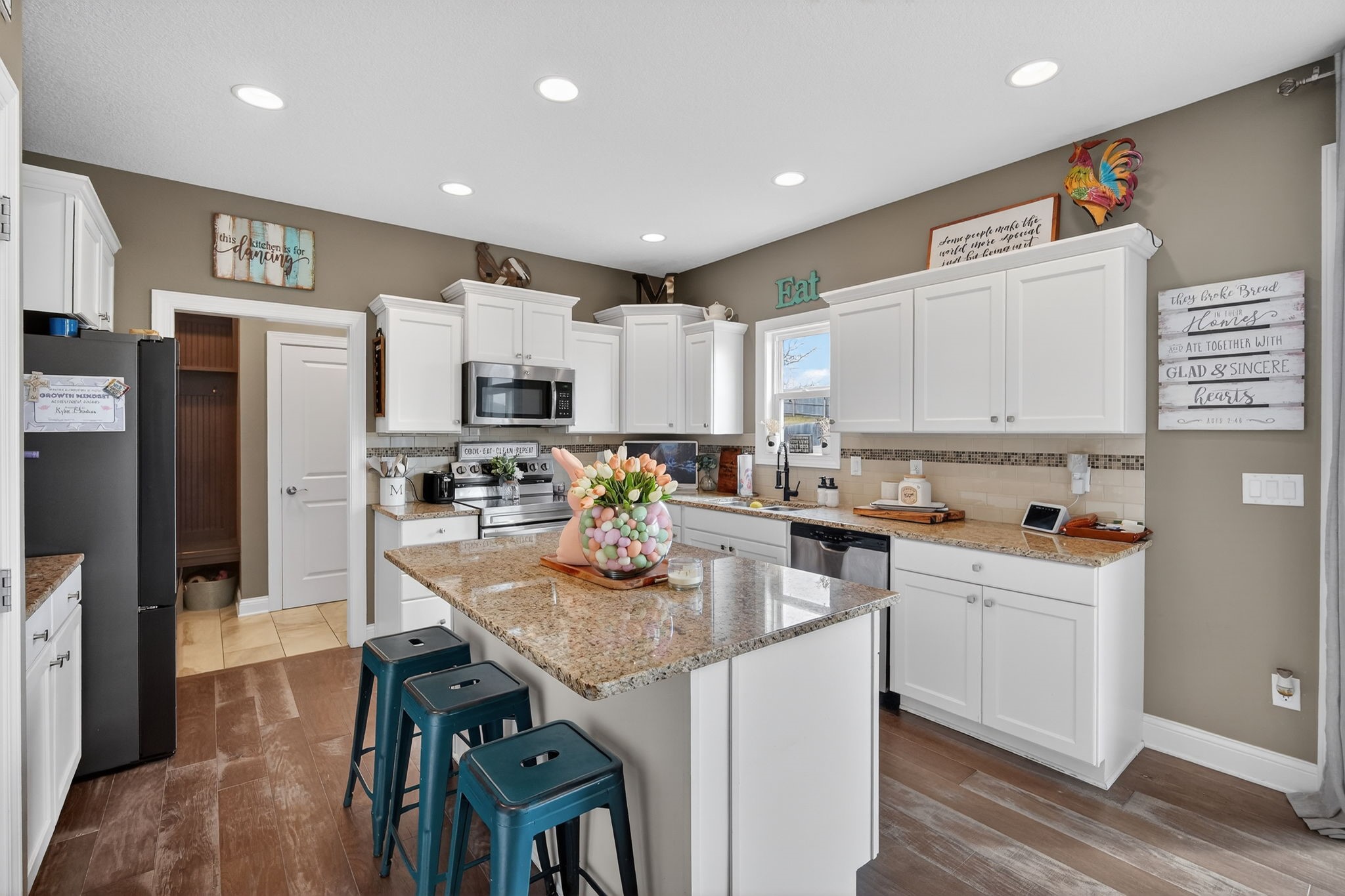 318 W High Road