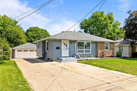 Homes For Sale - 712 E Madison Avenue<br/> Des Moines, IA 50313