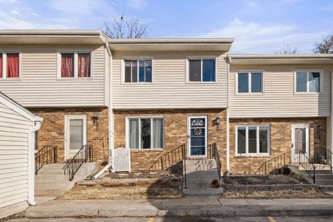 Homes For Sale - 336 Holiday Circle #80<br/> West Des Moines, IA 50265