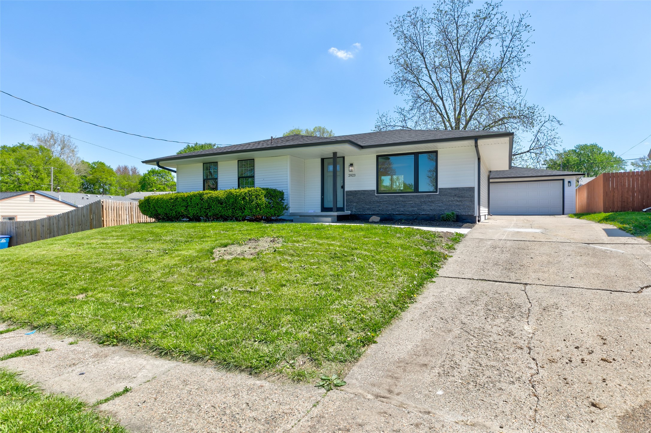 2923 E 40th Street, Des Moines, Iowa image 2