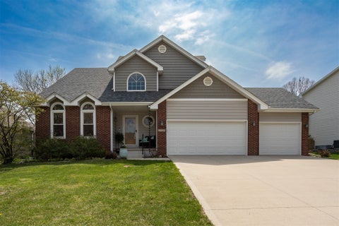Homes For Sale - 7508 Hickory Lane<br/> Urbandale, IA 50322