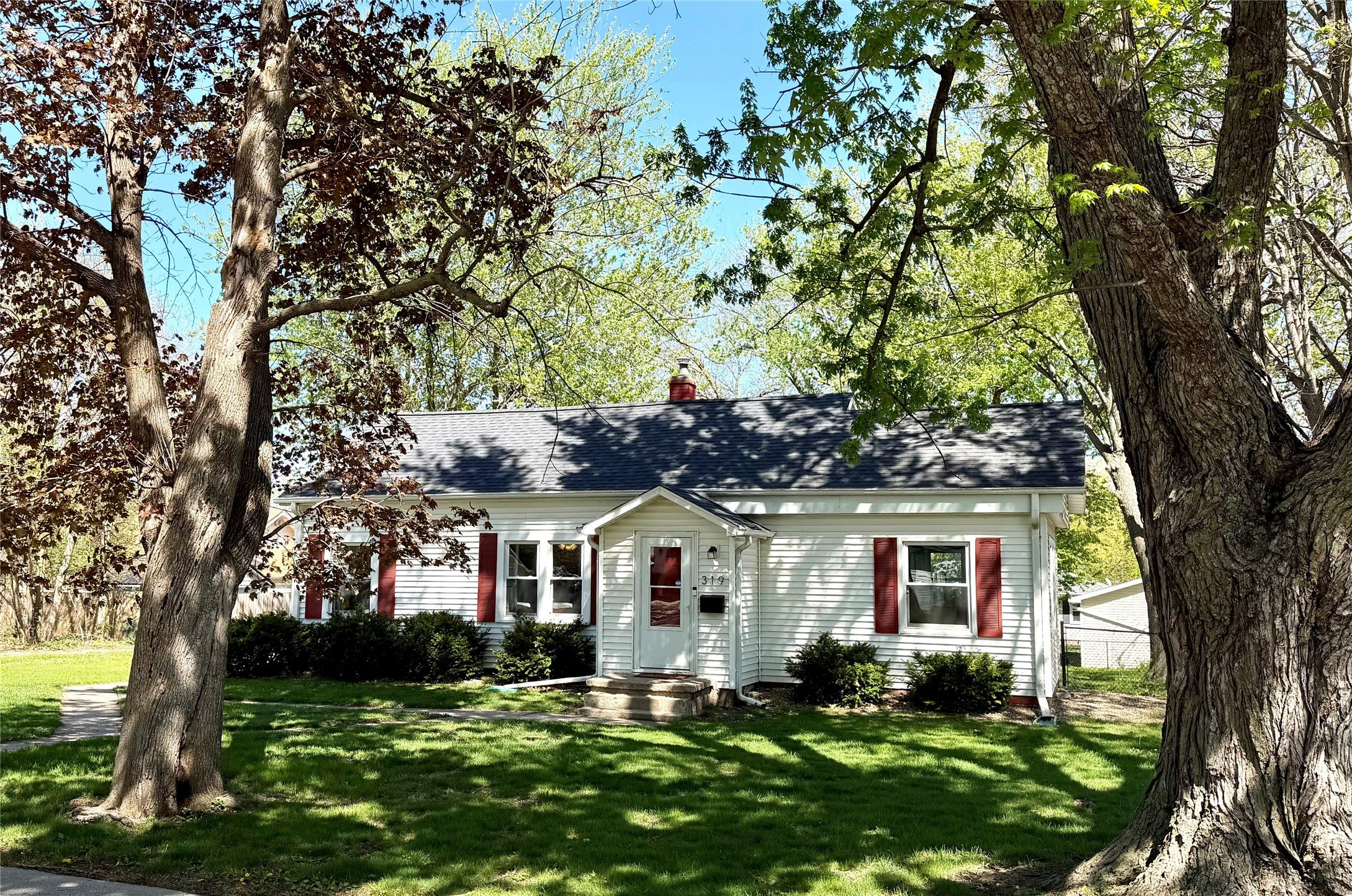 Photo 1 of 27 — 319 S 7th Avenue, Winterset, IA 50273