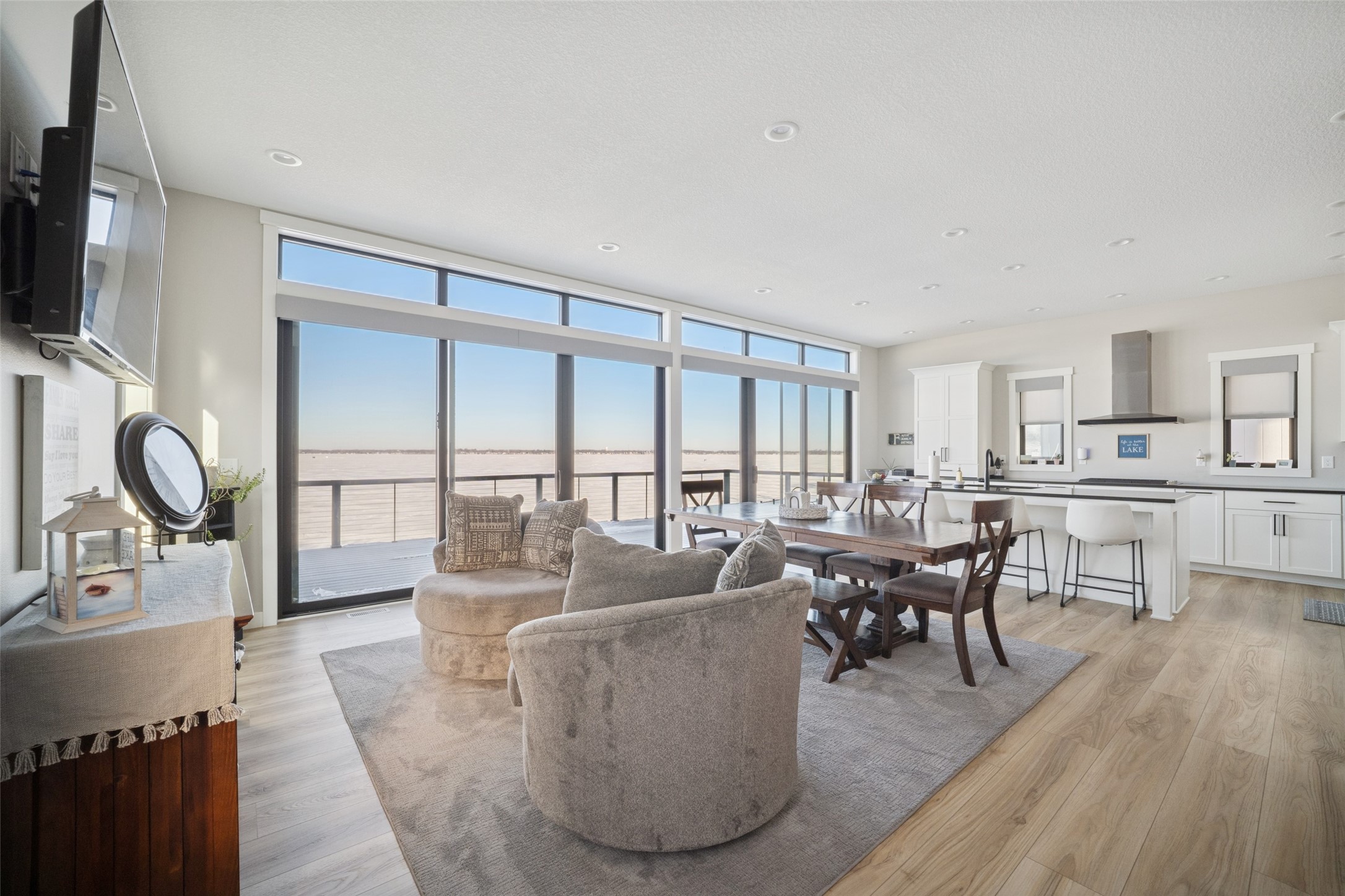 2619 S Lakeview Drive