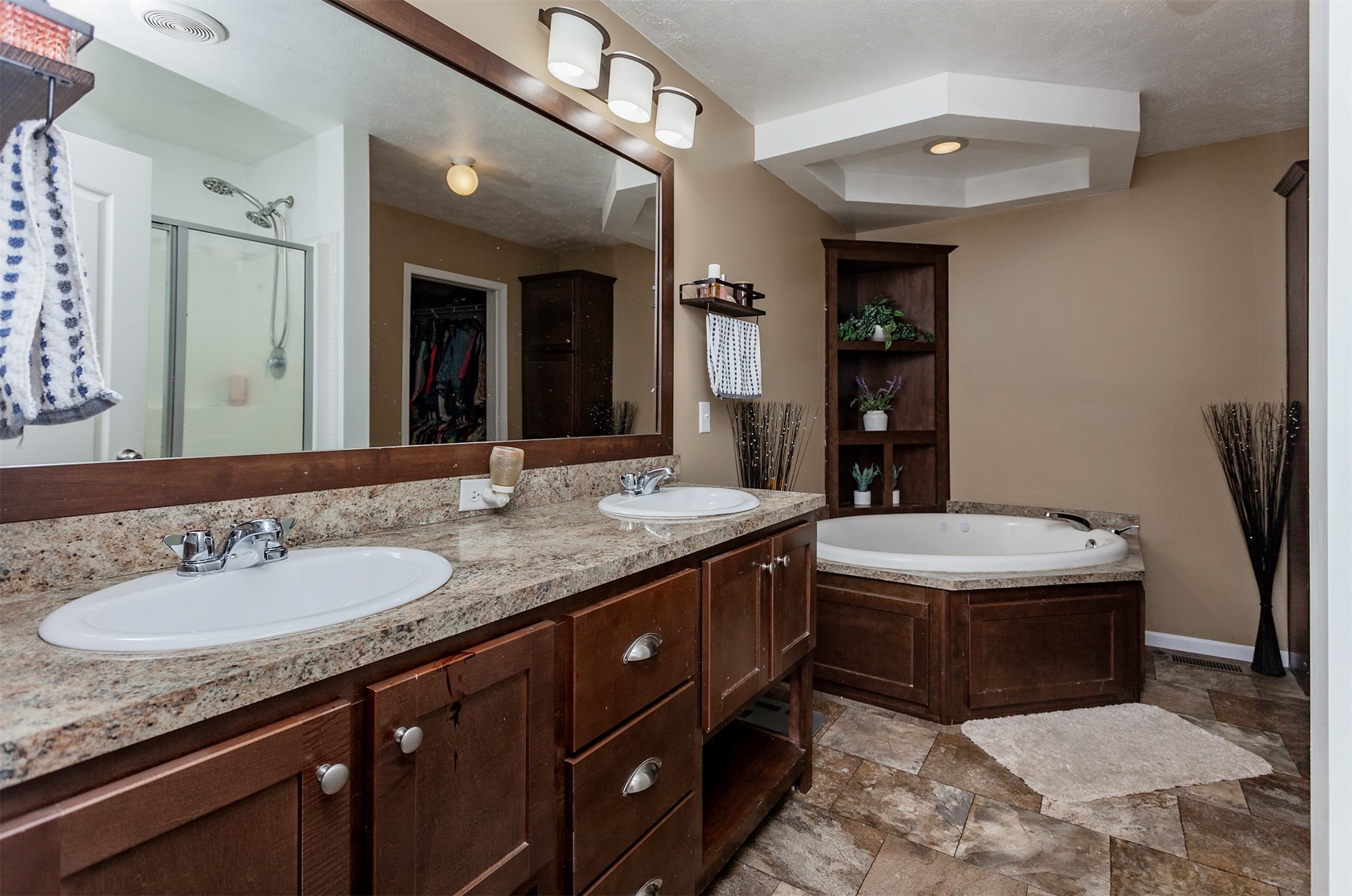 19075 Jewell Drive, Earlham, Iowa image 10