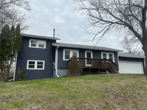 Homes For Sale - 718 W 8th Street<br/> Jasper County, Newton, IA 50208