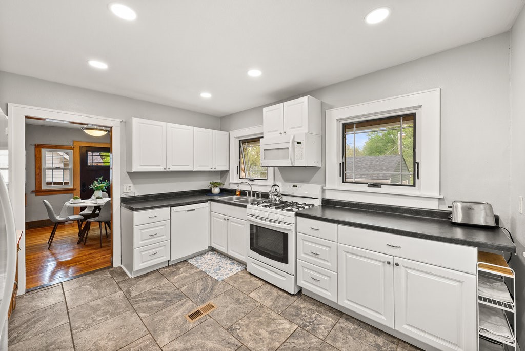 4714 Douglas Avenue, Des Moines, Iowa image 11