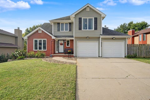 Homes For Sale - 9928 Tanglewood Drive<br/> Urbandale, IA 50322