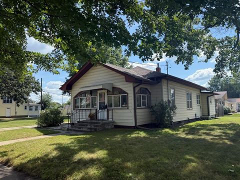 Homes For Sale - 1002 8th Avenue<br/> Oskaloosa, IA 52577