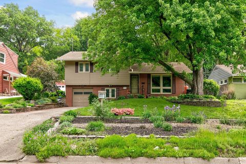 Homes For Sale - 1001 Cummins Parkway<br/> Des Moines, IA 50311