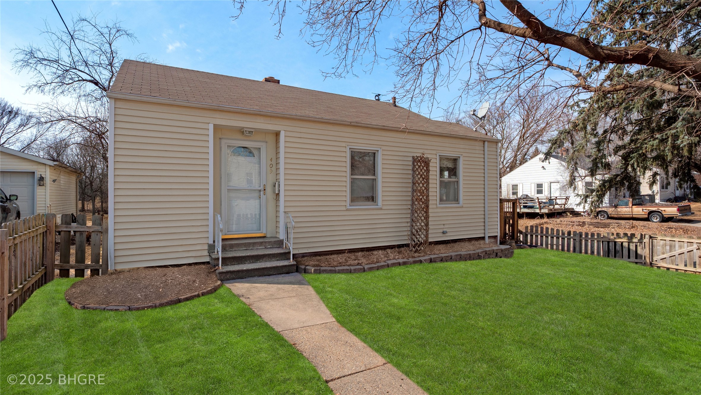 409 W 10th Street, Newton, Iowa image 1