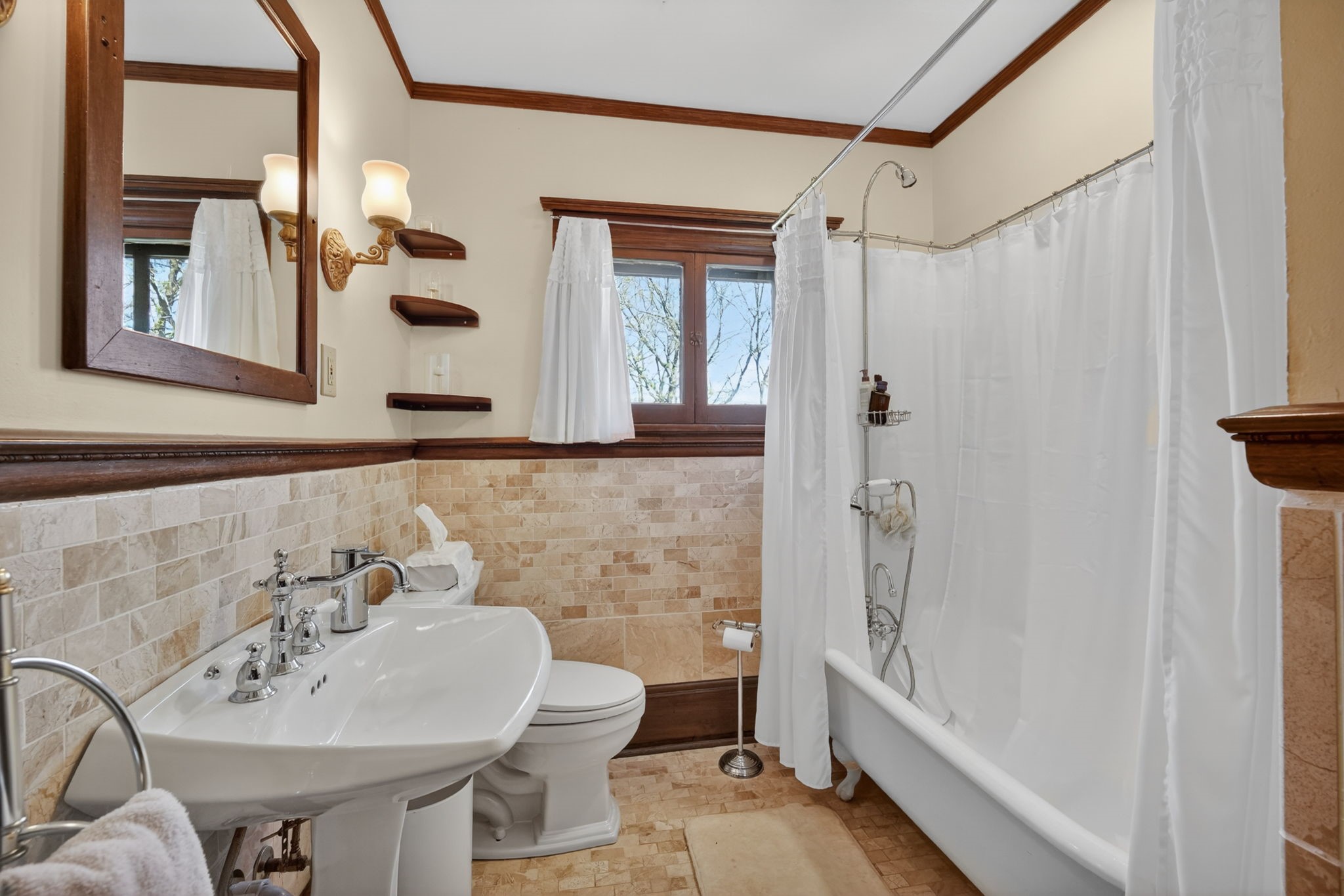 Des Moines, Iowa, 50312, United States, 5 Bedrooms Bedrooms, ,3 BathroomsBathrooms,Residential,Pending,2052137