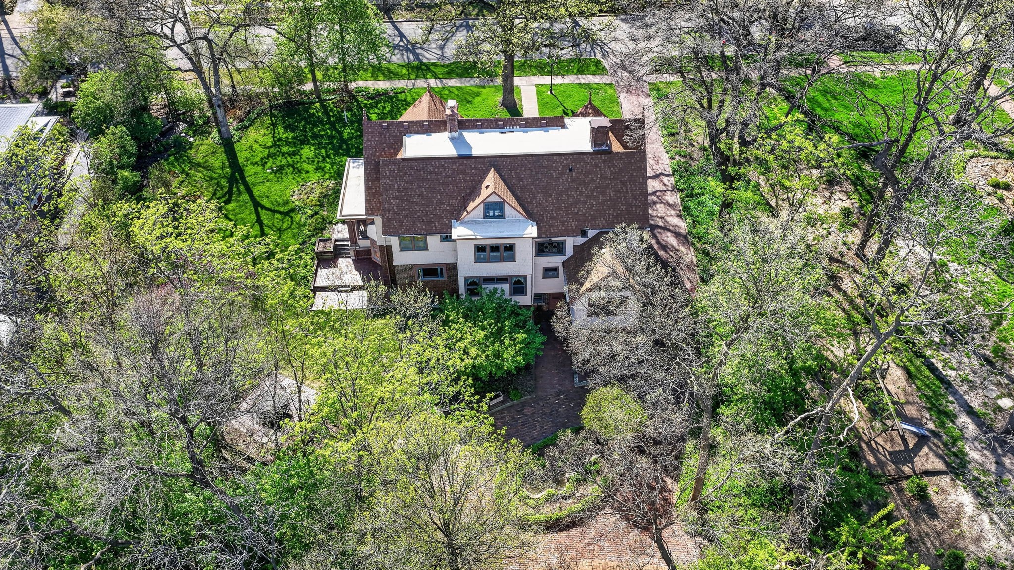 Des Moines, Iowa, 50312, United States, 5 Bedrooms Bedrooms, ,3 BathroomsBathrooms,Residential,Pending,2052137
