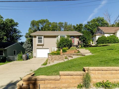 Homes For Sale - 6806 SW 15th Street<br/> Des Moines, IA 50315