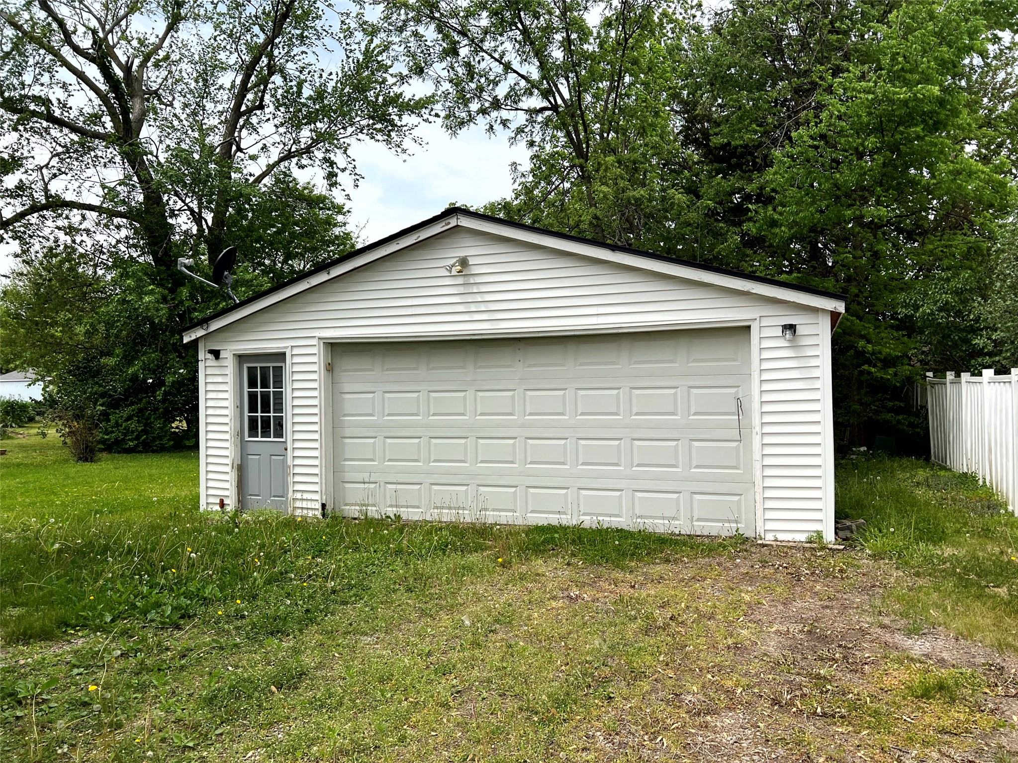 1013 E 10th Street, Newton, Iowa image 4