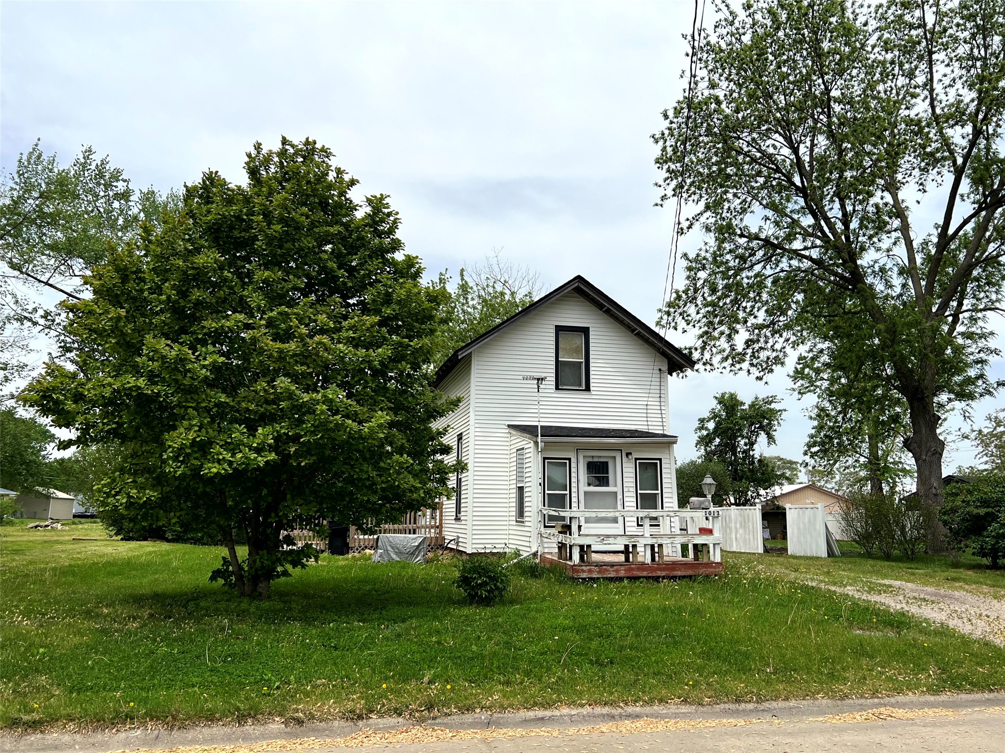 1013 E 10th Street, Newton, Iowa image 1