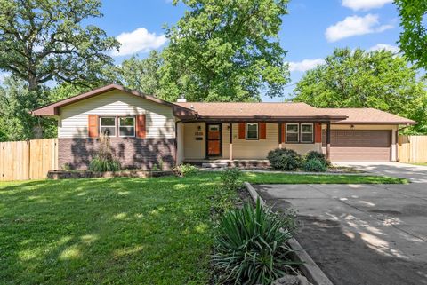 Homes For Sale - 1516 73rd Street<br/> Windsor Heights, IA 50324