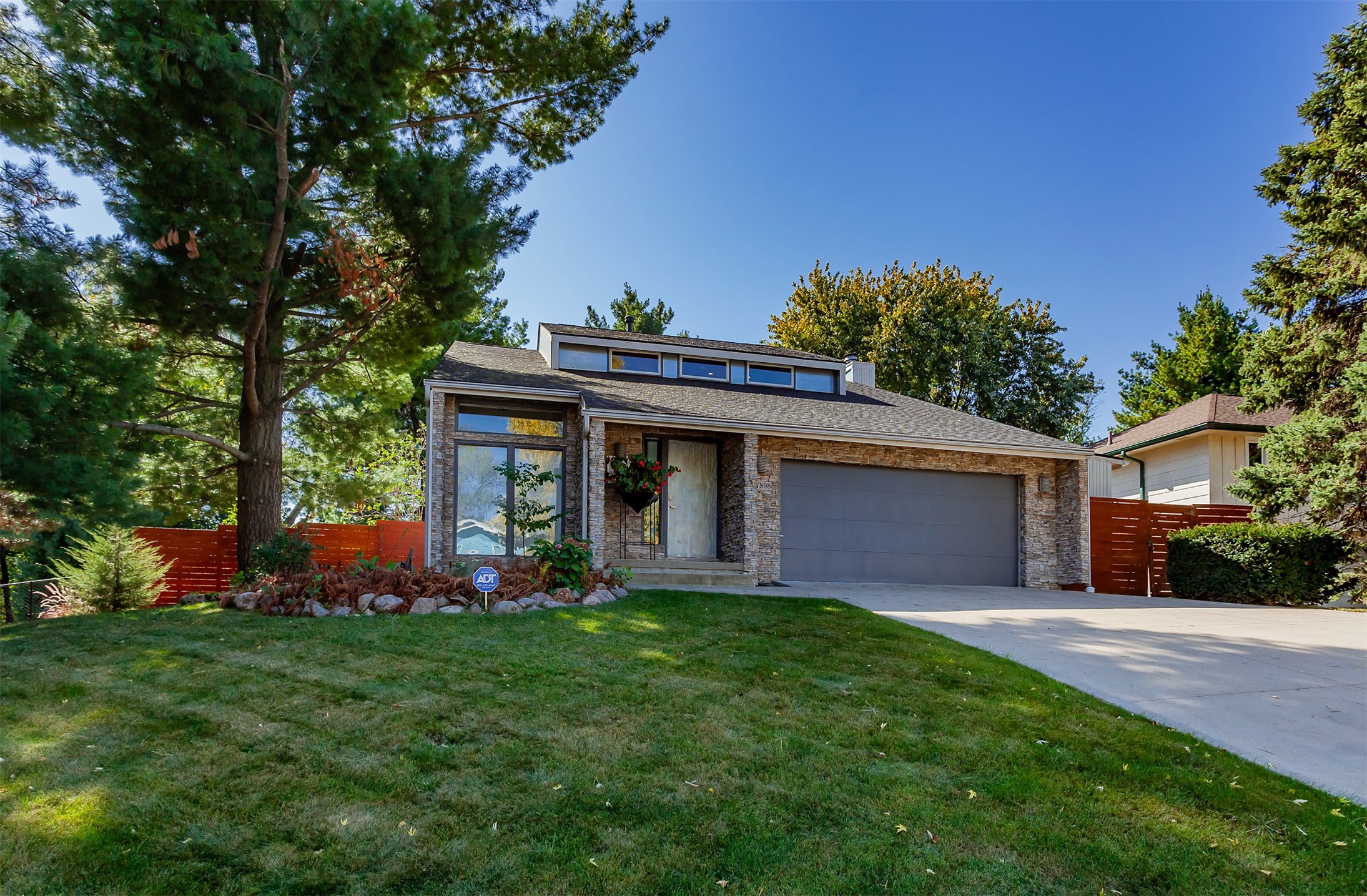 7808 Roseland Drive, Urbandale, Iowa image 1